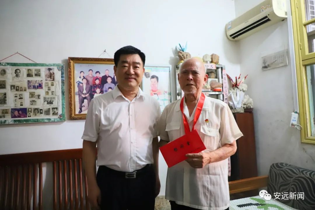 迎百年 庆七一 严水石走访慰问"光荣在党50年"老党员