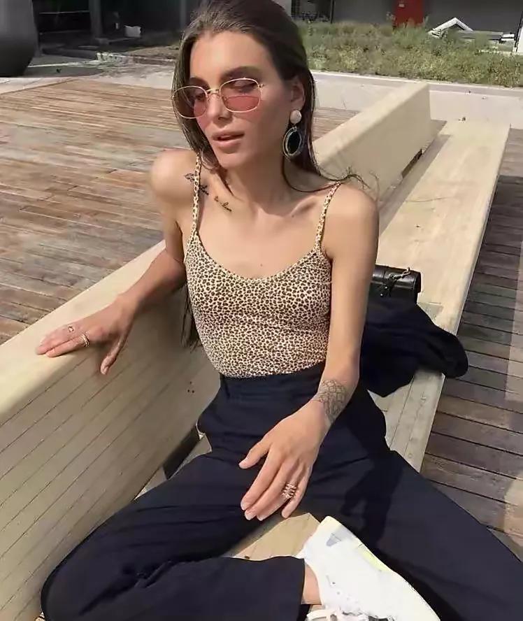 谁说平胸女人夏天穿衣没女人味?掌握这四点穿搭技巧,性感又高级