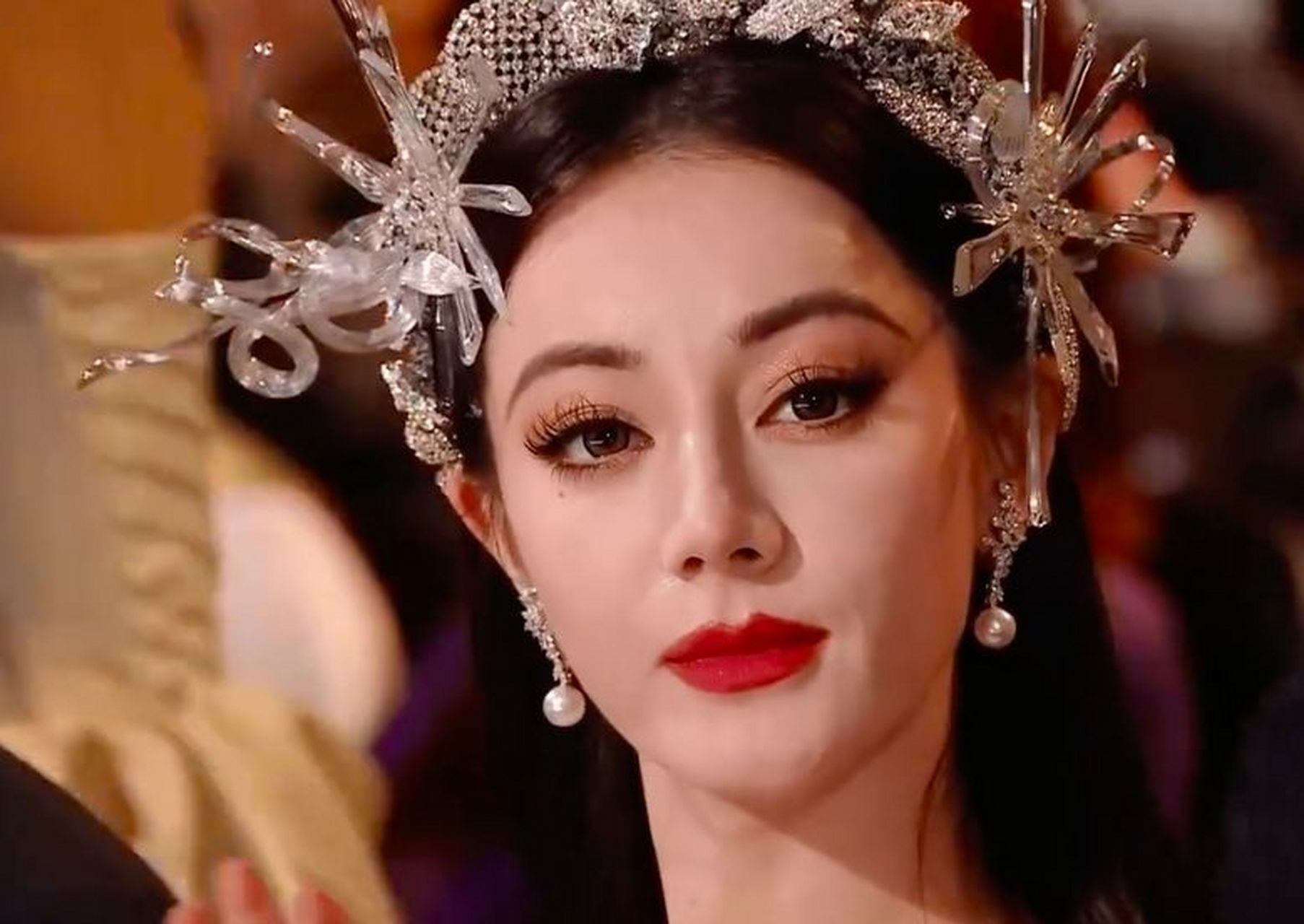 星光大赏女明星们争艳,展现出绝世妆容和时尚穿搭.