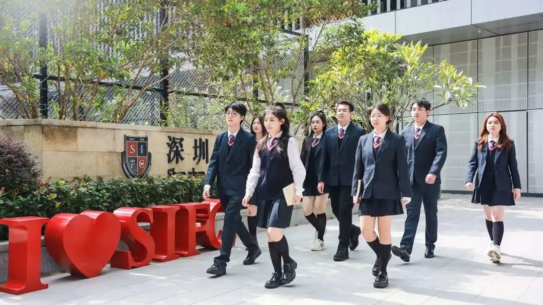 深圳国际预科学院校服图片