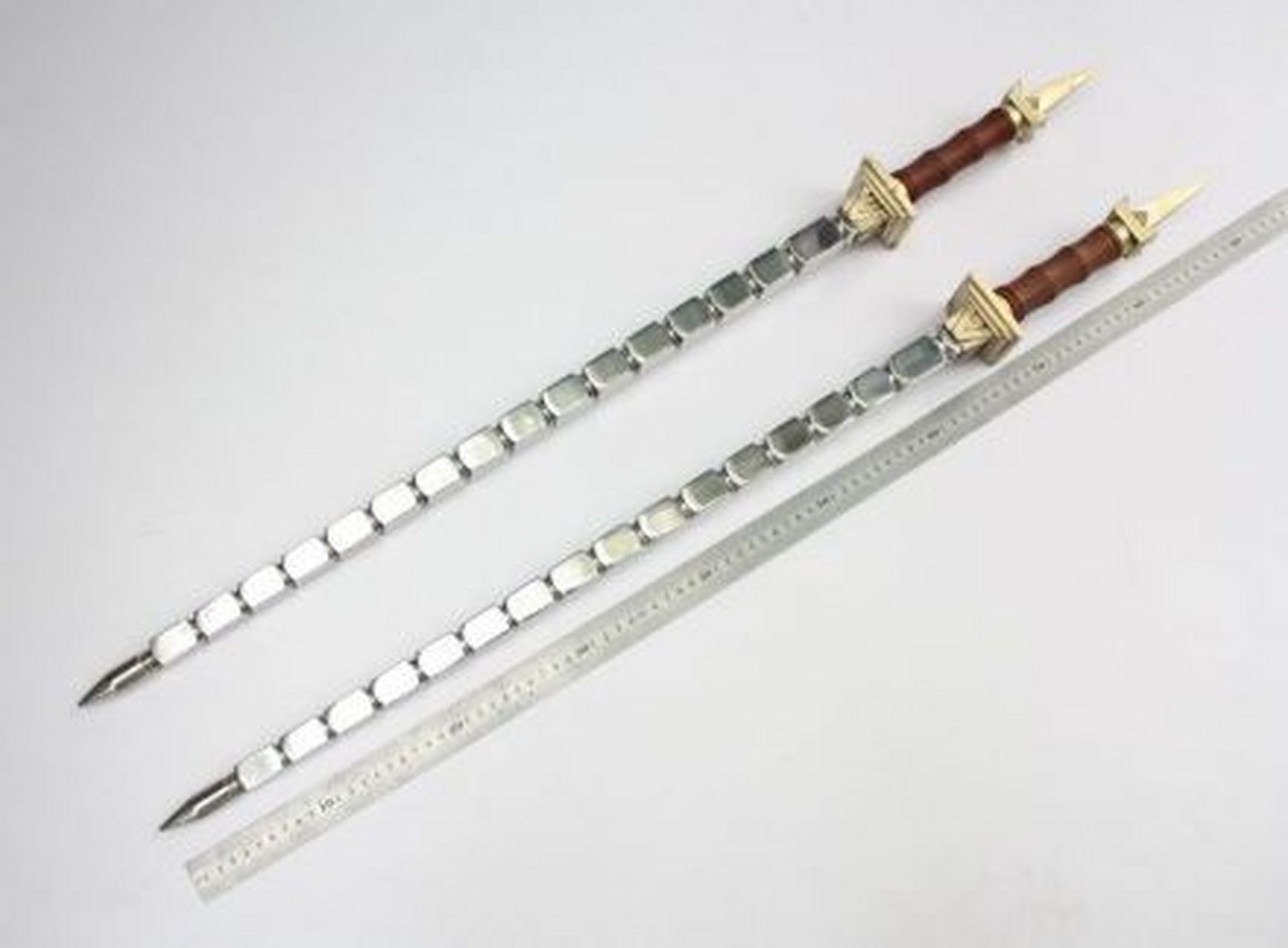 兵器特点 锏为短兵之一,方形有四棱,连把约长四尺,因形似简故名.