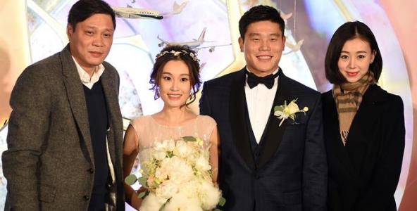 范志毅的小女儿长大了,抱着球撒欢!范志毅的美丽娇妻,气质极好