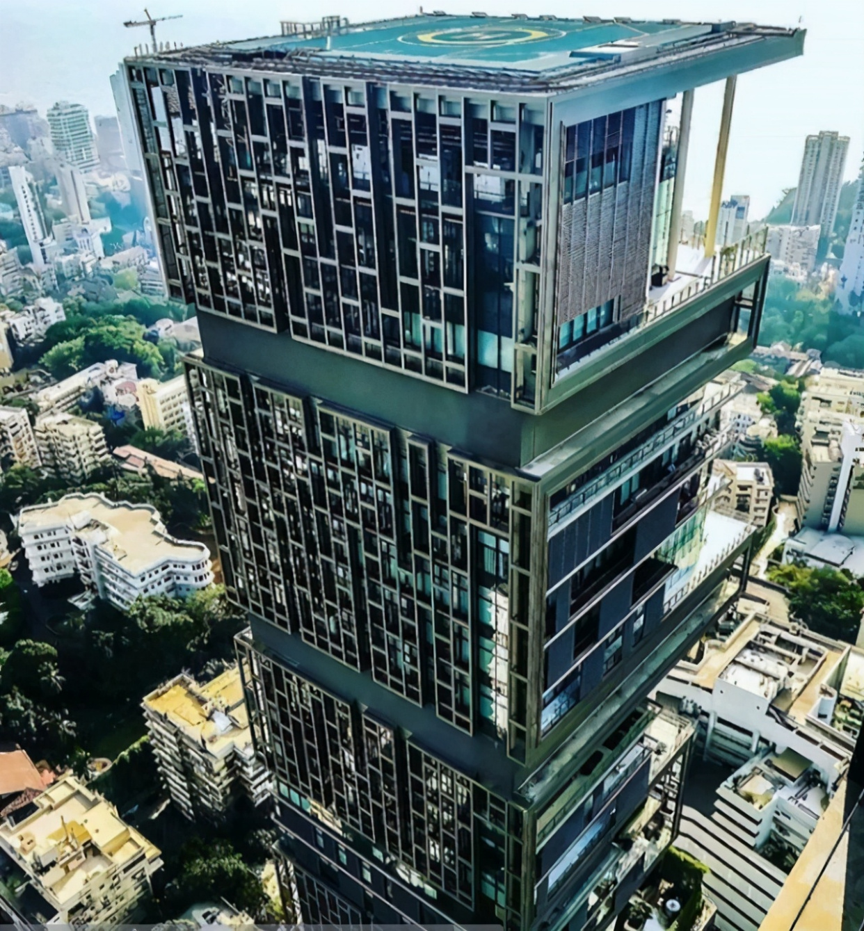 于是穆克什回到孟买后就为自己的妻子建造了一栋高达170米,27层的私人