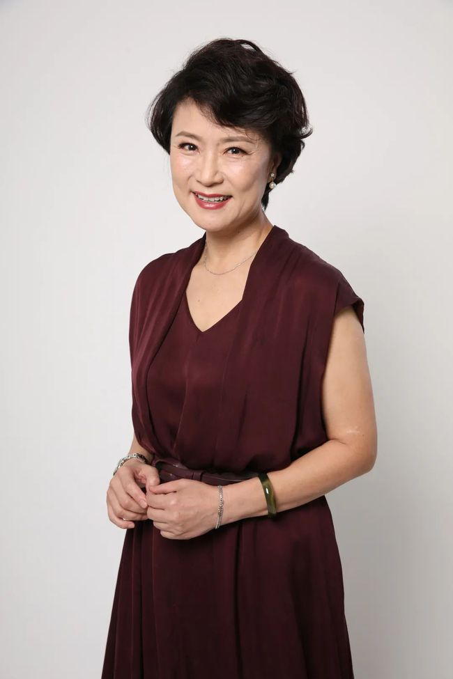 60岁的广州演员禤智红,戏里嫁给了牛哥,现实中嫁给了自己的恩师