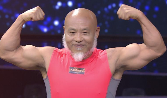 64岁大爷坚持健身,收获健美身材和幸福爱情,这项运动你也可以