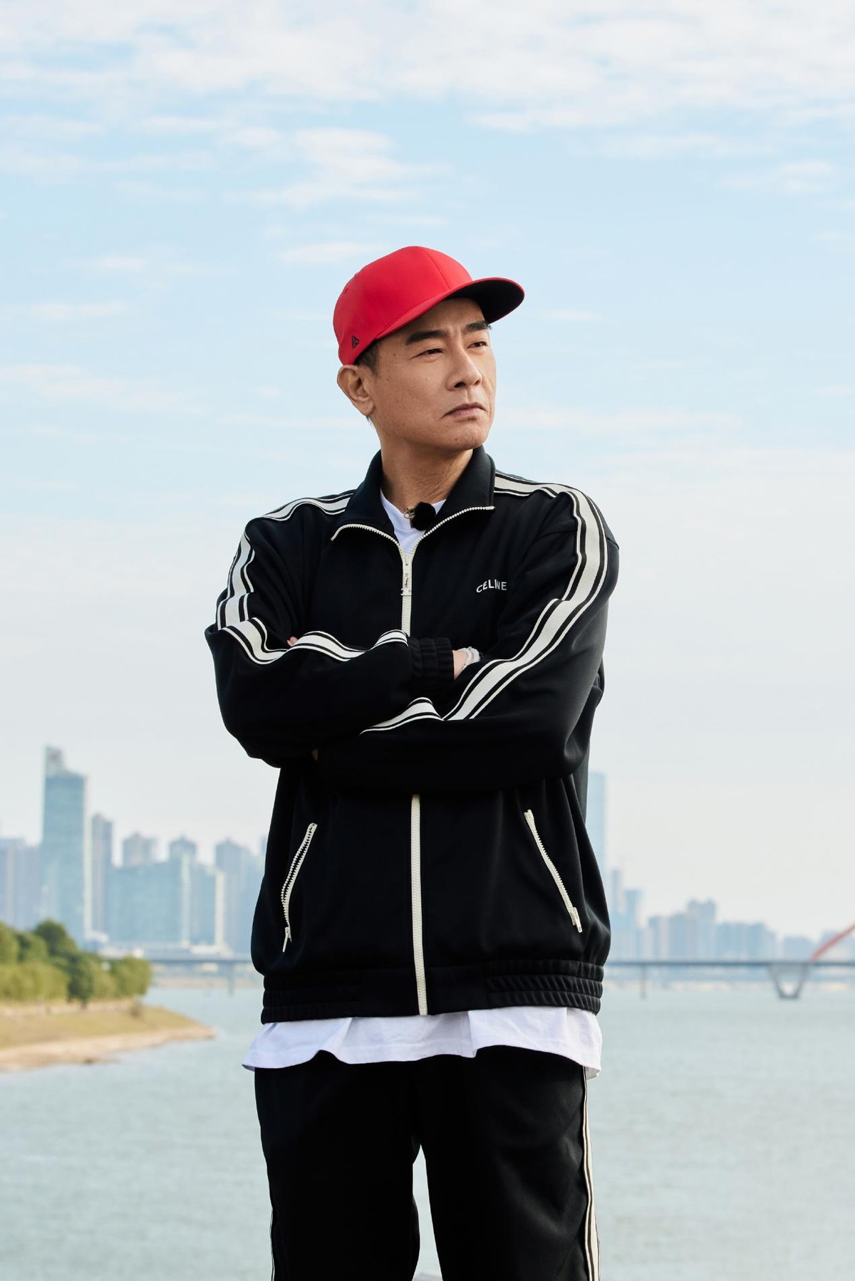 陈小春的减龄穿搭,"运动套装"造型活力十足,这哪像55岁了