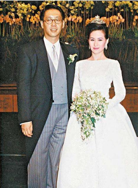 原以为何超琼婚纱照最美,直到看见何超仪穿婚纱,不戴皇冠也惊艳