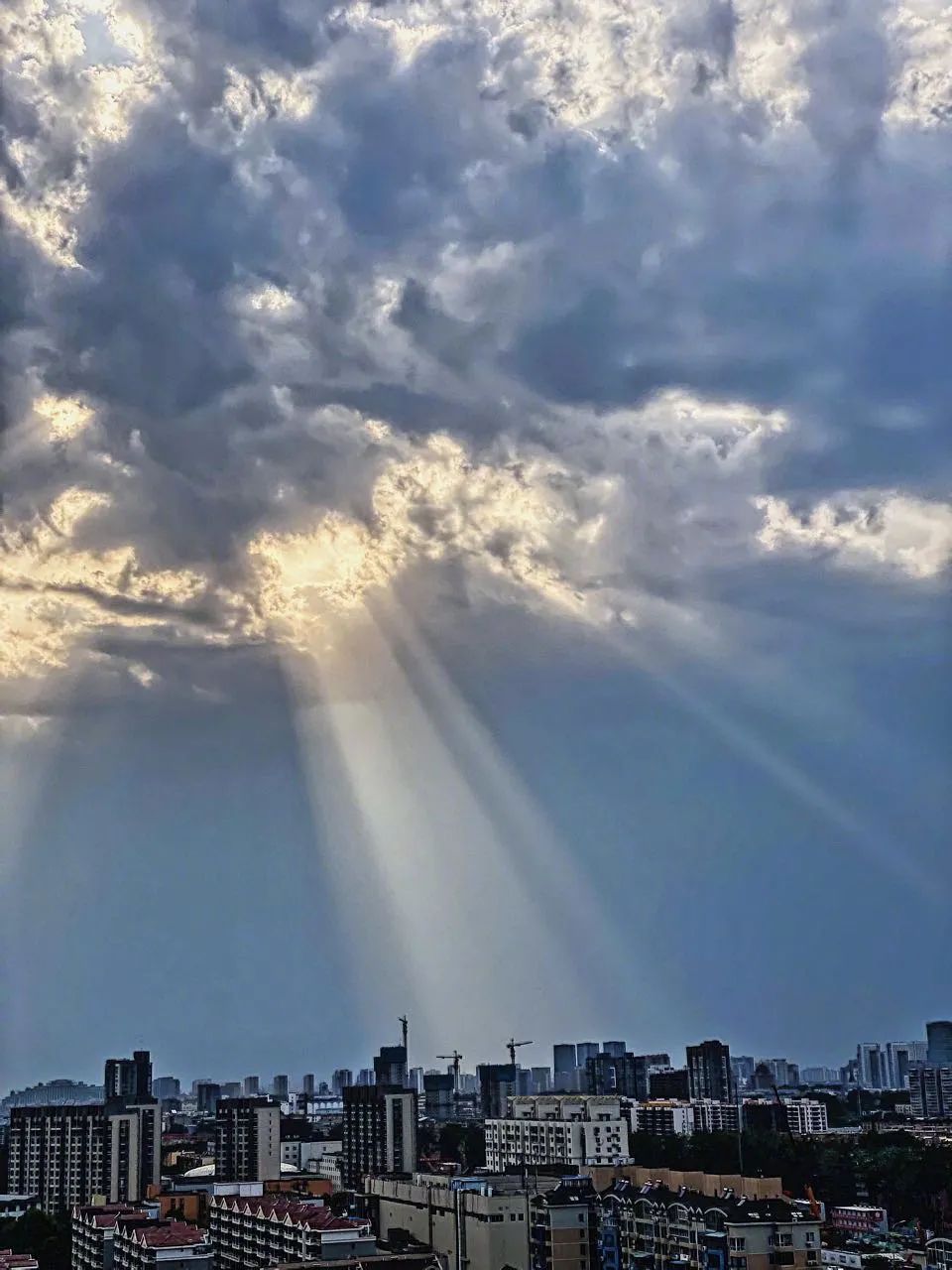 菏泽市雾天出现明亮光斑,悬挂西边天空,我们在"楚门的世界"?