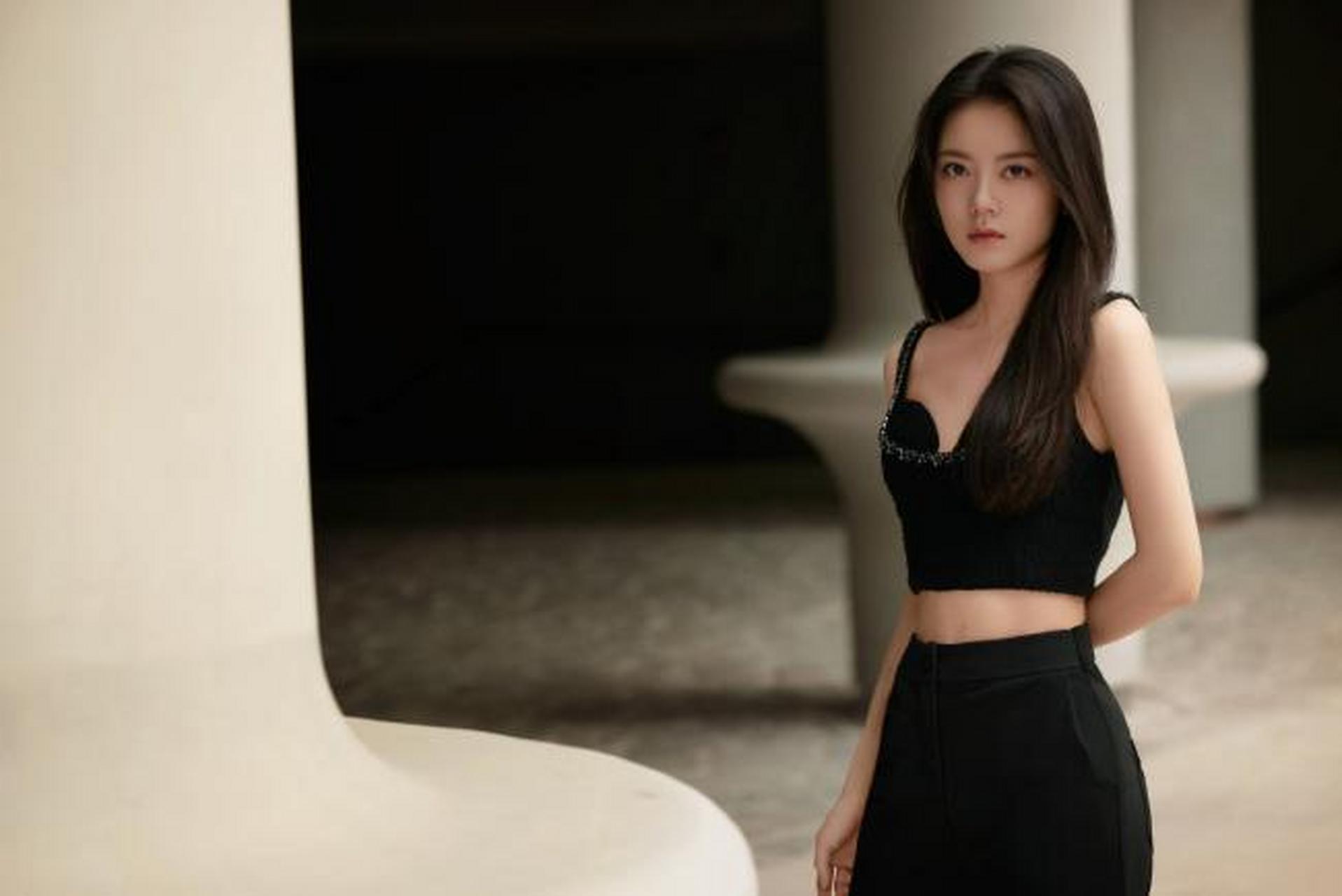 赵今麦的一组美照,她披散长发妆容干净,现身黑色吊带搭配黑色长裤