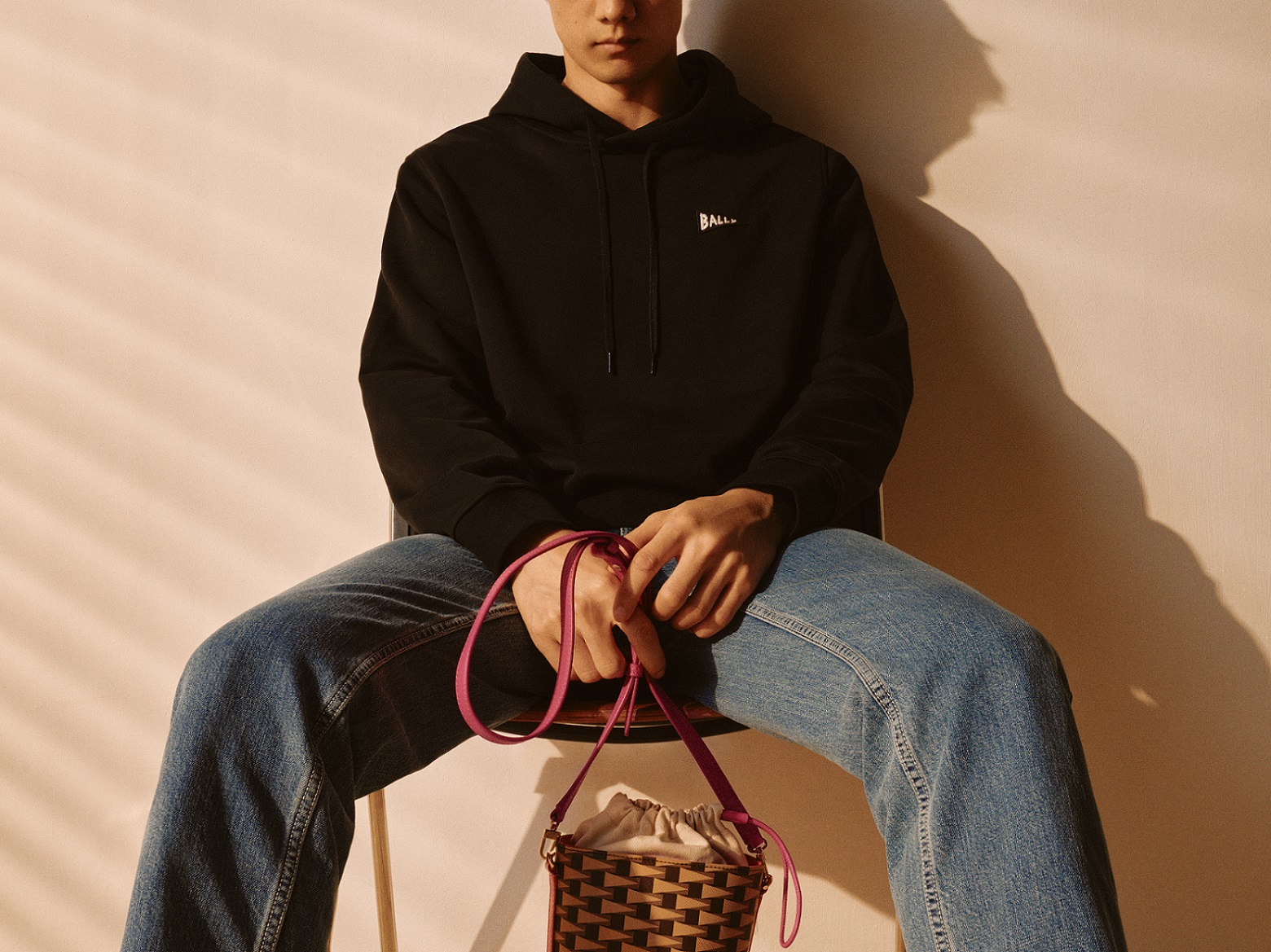 bally 推出七夕限定系列,携手代言人王源谱写"源"之心动轨迹