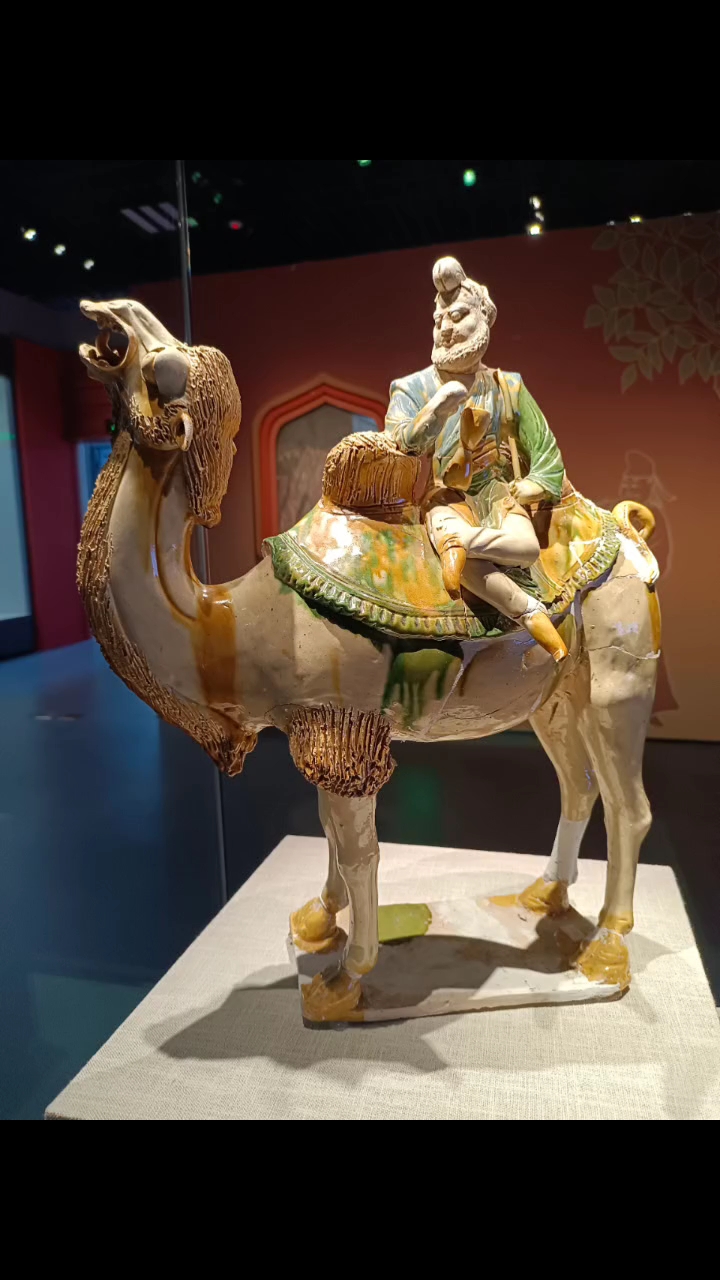 唐三彩胡人骑骆驼