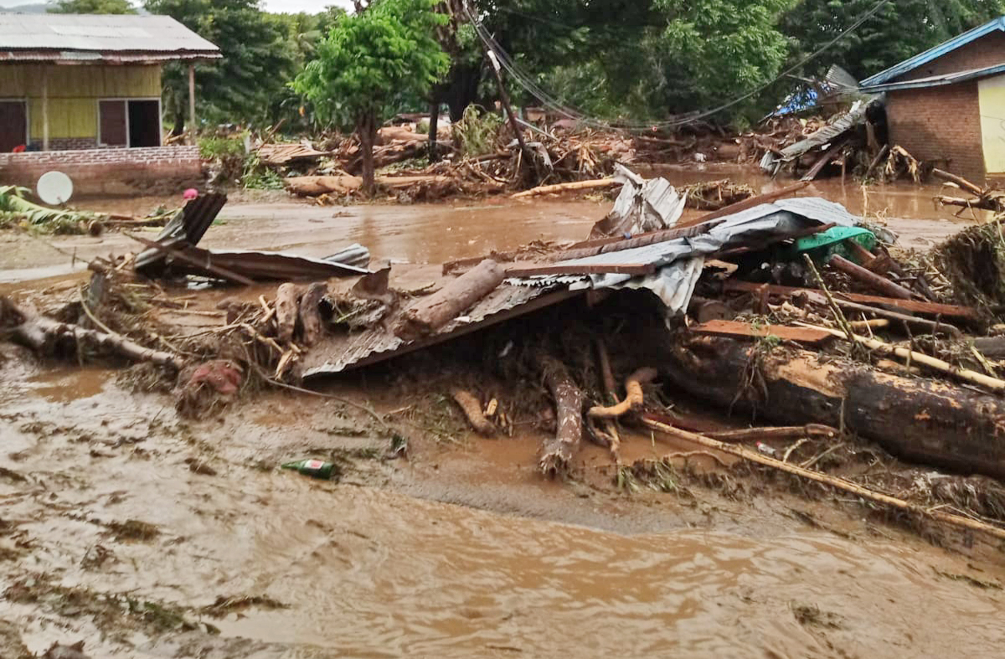 印度尼西亚暴雨引发的山洪已造成44人死亡