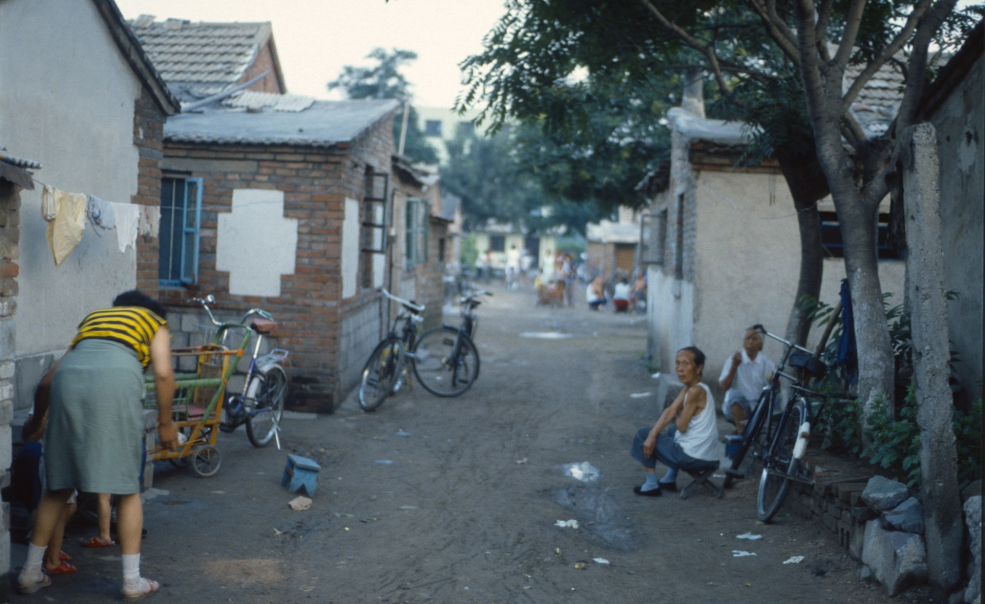 80年代夏天老照片:没有空调的日子,人们是这样子过得!