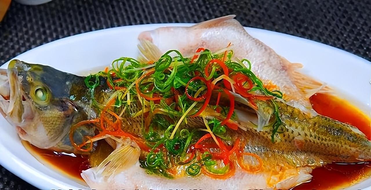 推荐菜谱:清蒸鲈鱼准备食材:鲈鱼,葱姜,蒸鱼豉油,食用油.1.