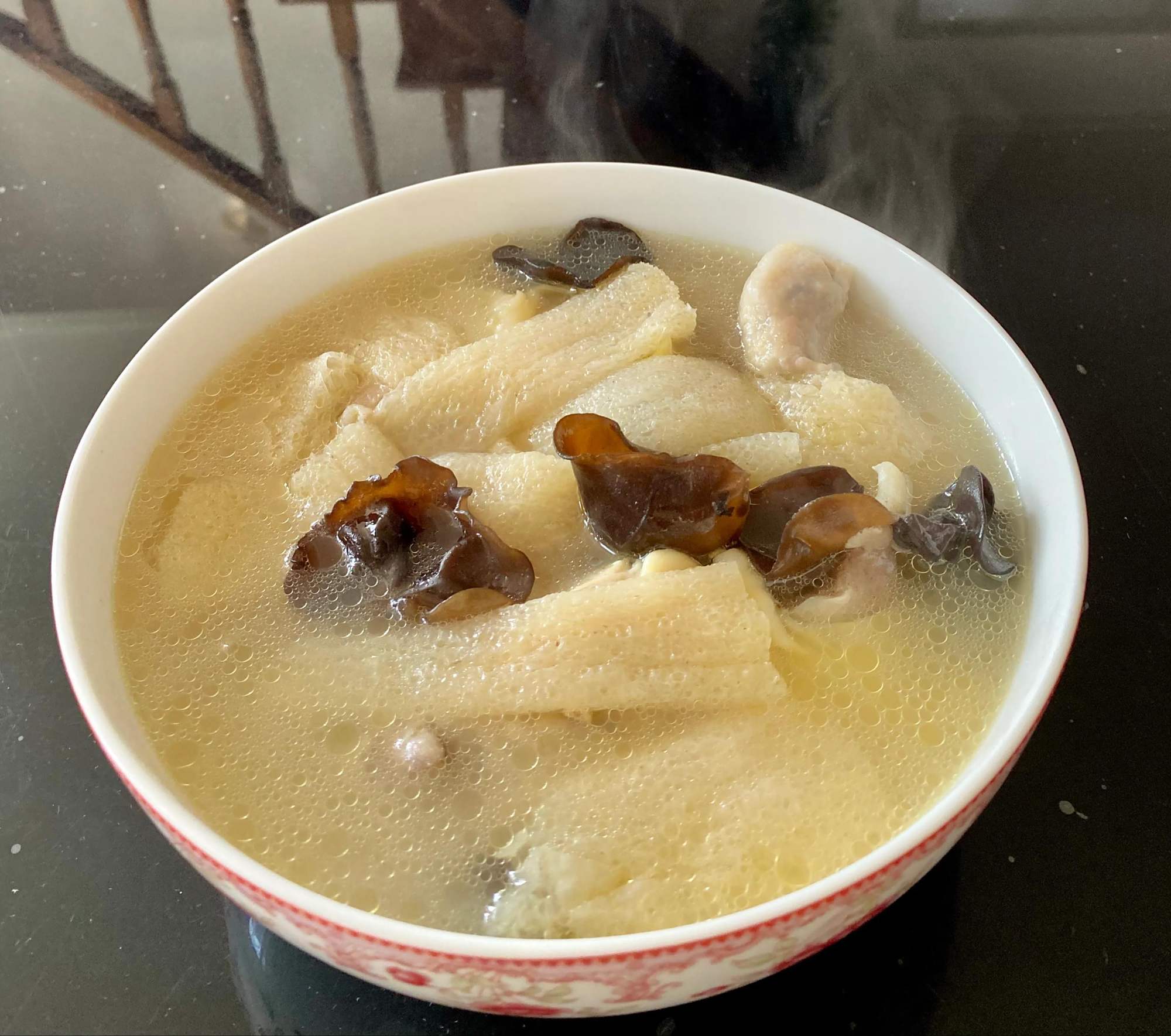 竹荪炖鸡汤,营养鲜美又滋补,下锅前有两个部位不能要,你知道吗