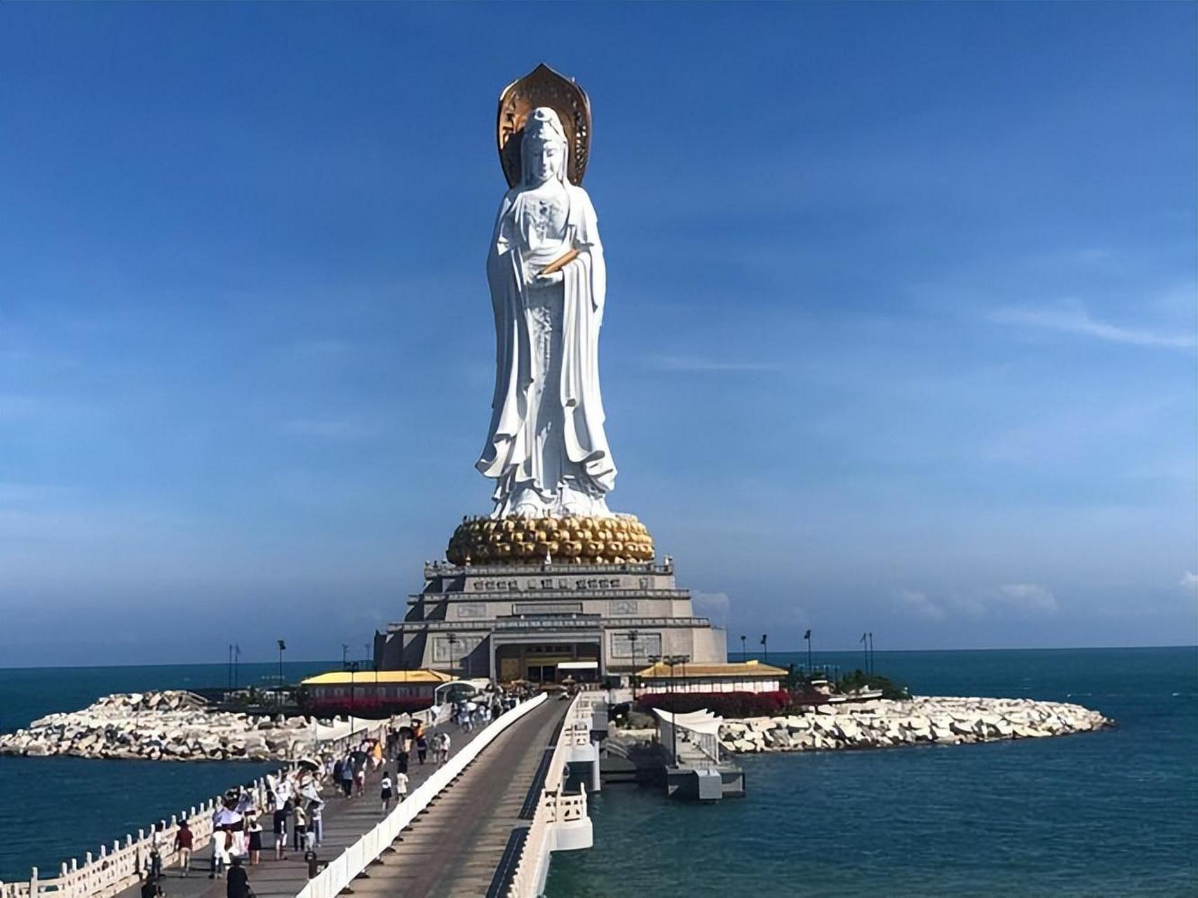 海南三亚的南海观音像是三亚市标志性的建筑,可以说来到三亚不去看