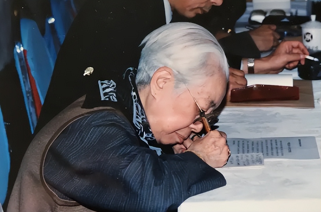 骆玉笙的坎坷人生:六个月被卖,儿子早逝,孙女成晚年依靠