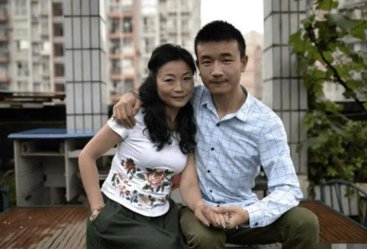 (李良友(左)谭万平(右))对于女大男小的婚恋模式,一直以来都有谚语