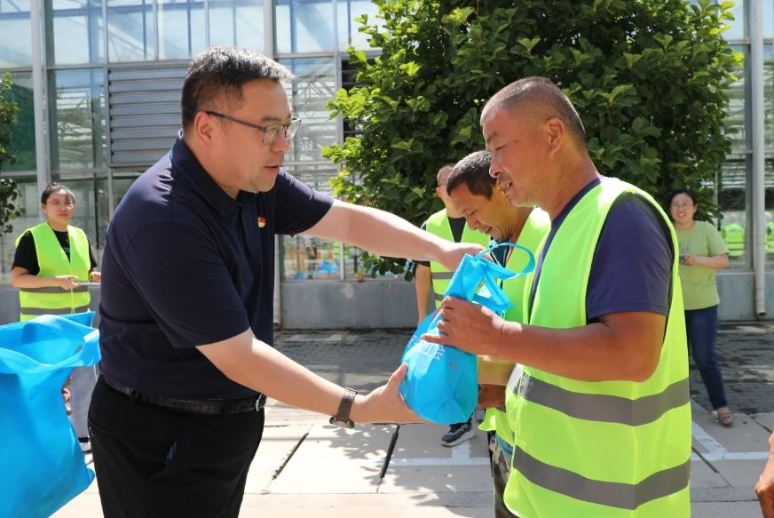 致敬高温下的"坚守"!大兴区安定镇开展夏送清凉活动