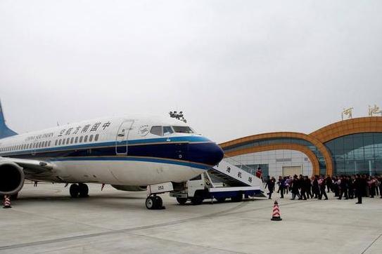 广西一机场,由"山脉变平地",耗资90亿建成