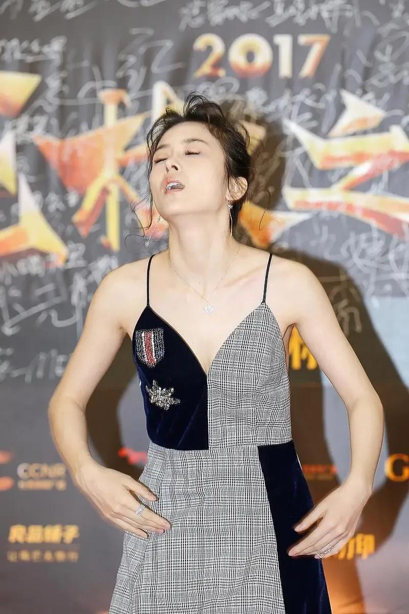 女星"社死"尴尬名现场:刘涛肩带滑落露出春光,景珂摔出吸奶器
