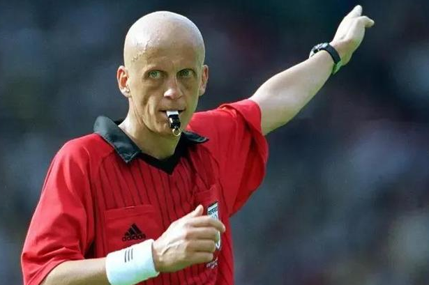 中超裁判频现昏哨,针对海港找平衡,聘用外籍裁判势在必行