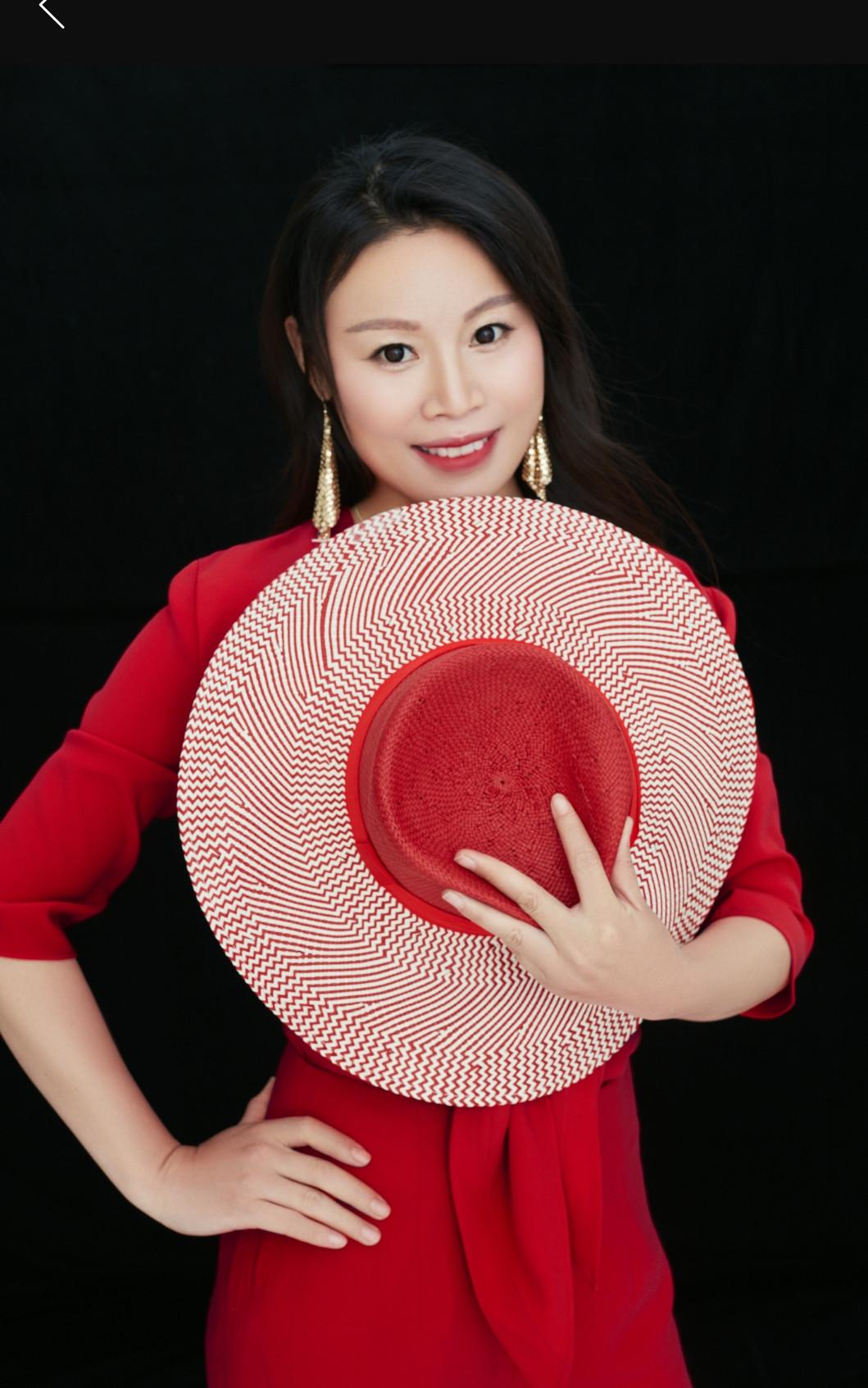 星光大道一战成名,"草帽姐"曾年入千万,如今却沦落街头卖大蒜