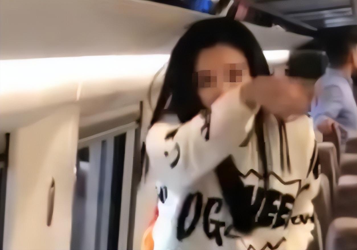 湖北年轻女子"一丝不挂"大闹高铁,当众表演全裸劈叉,惊呆乘客