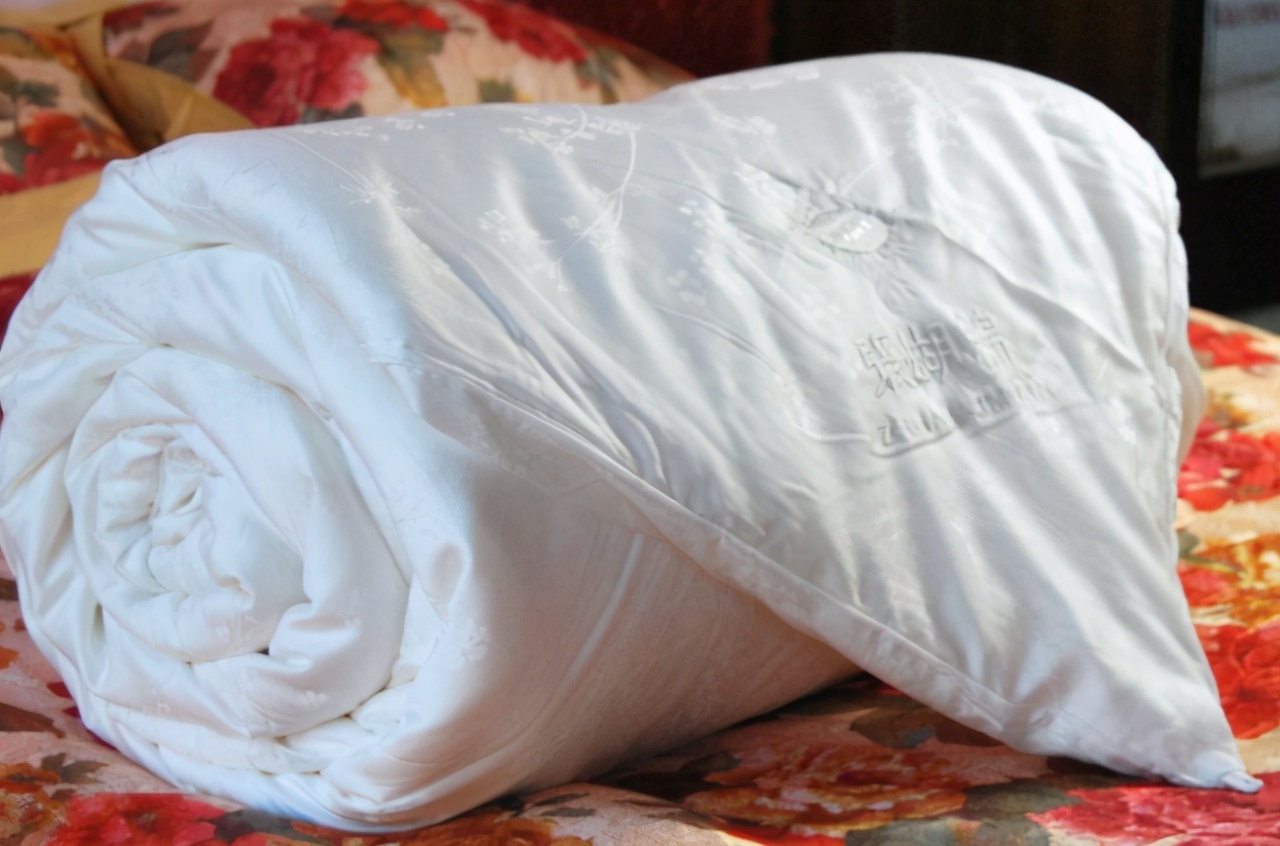 建议大家:不盖的被子别放柜子!学北京阿姨新做法,家里真干净