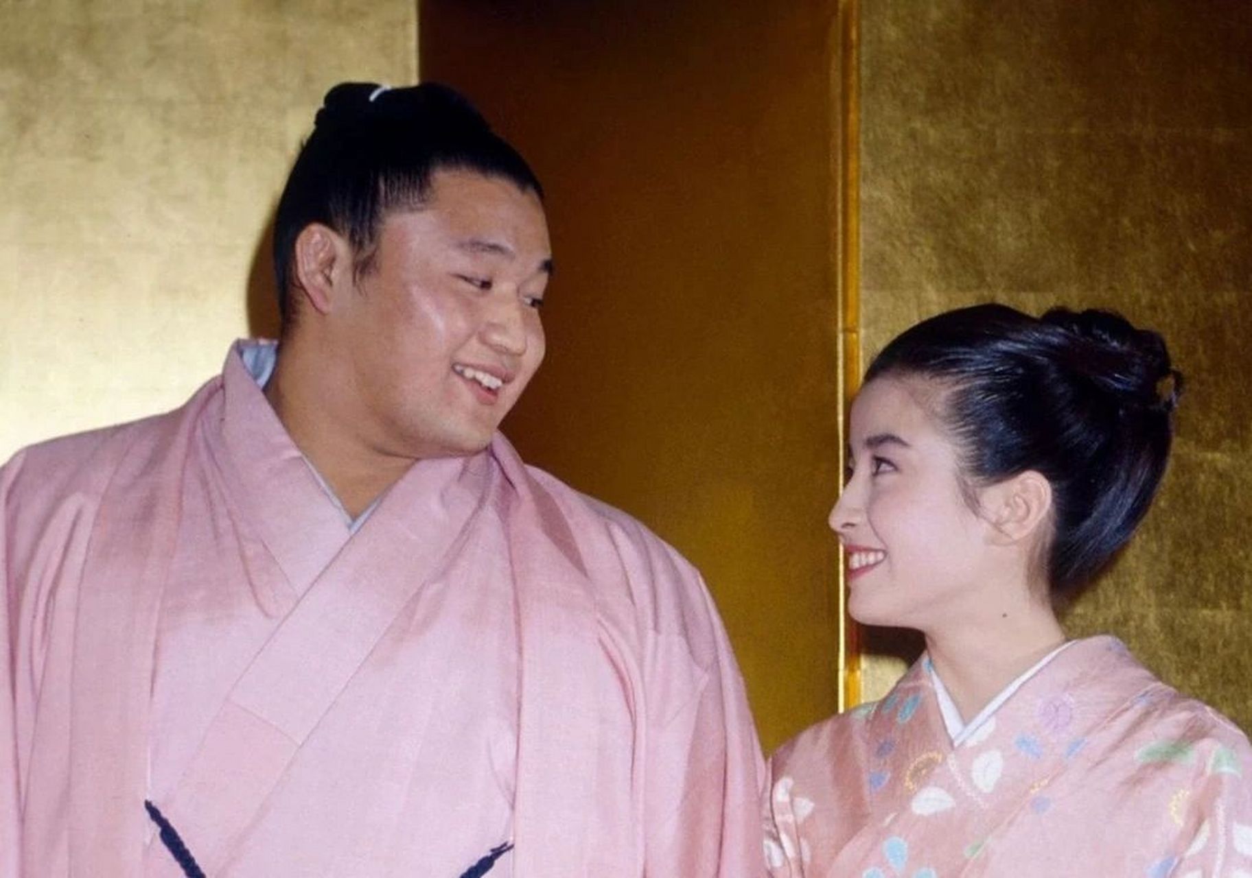 1992年宫泽理惠宣布自己嫁给相扑手轰动了整个日本