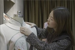 河南95后"寿衣模特"任赛男:凌晨送寿衣,试穿寿衣,多年从未放弃