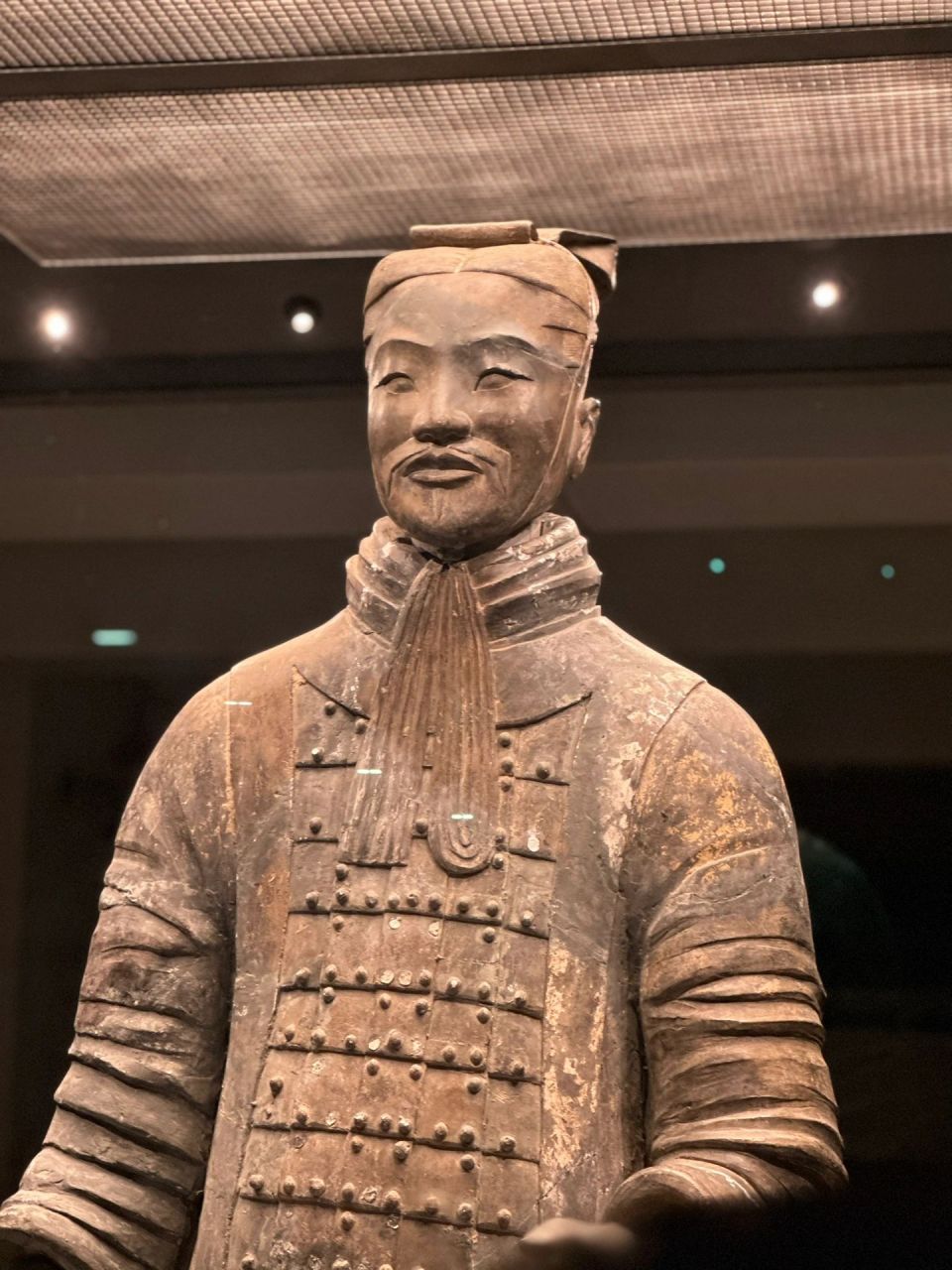 总有人为兵马俑唇上的那枚指纹哽咽 当我站定在那"灰不溜秋的土坑"