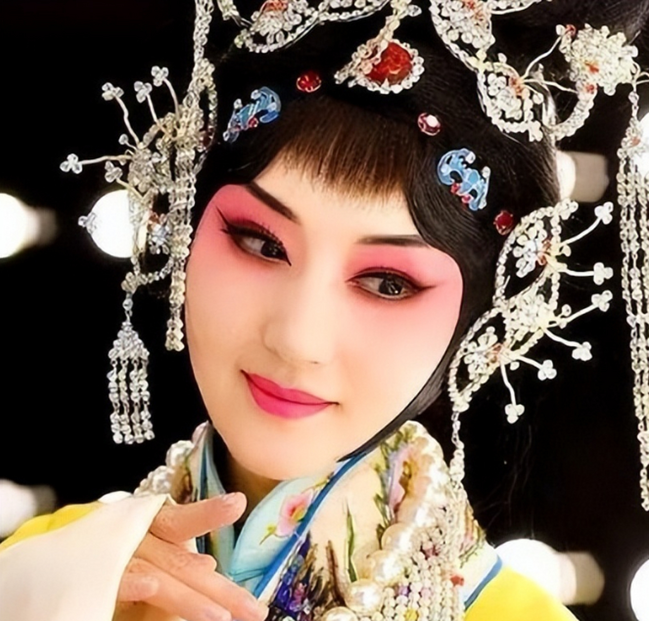 2021年,一个节目中老外问李玉刚:"你们国家有一个词,叫贱骨头,你