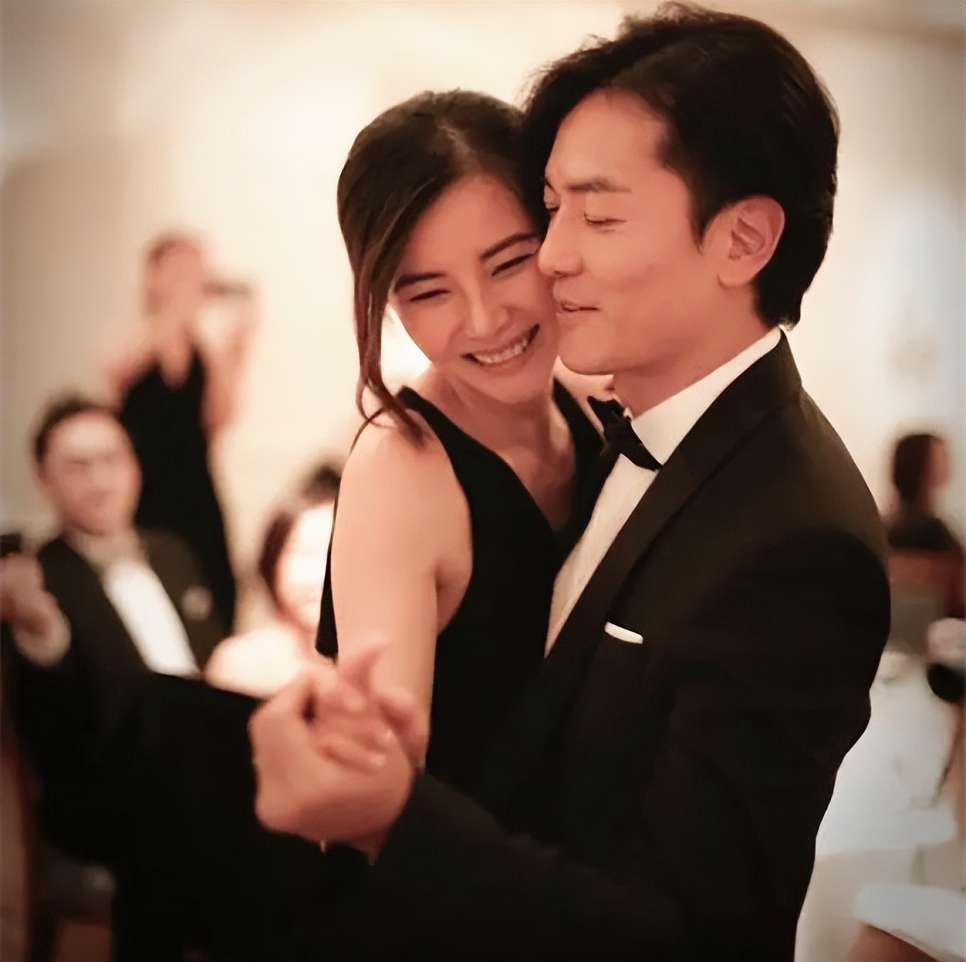 郑伊健开演唱会,舒淇携老公冯德伦现身支持,挥舞荧光棒表现激动