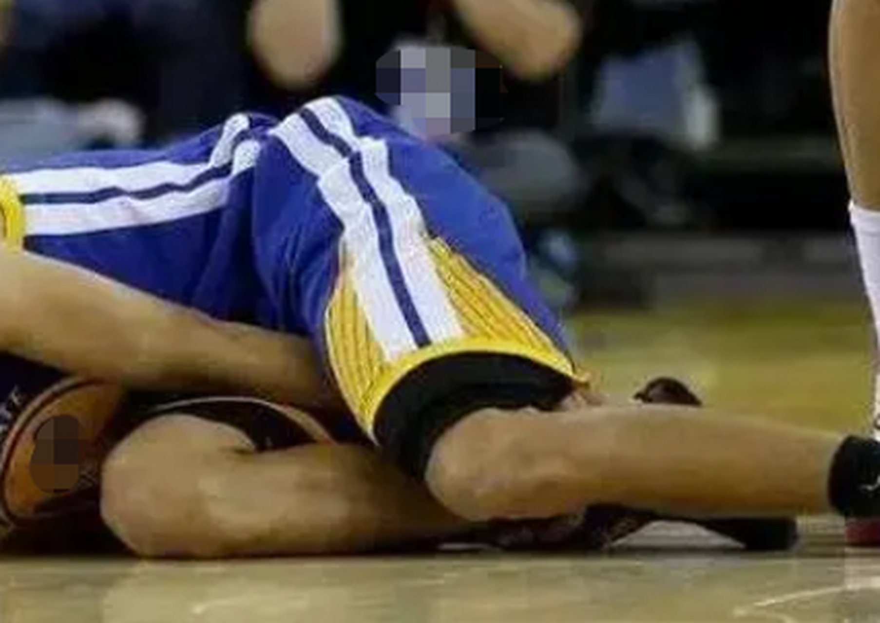 我男朋友和朋友们一起打篮球,可能是打得太过激烈了,突然间他感到下体