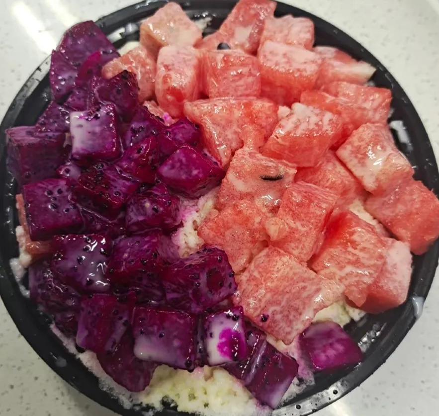 火龙果的红,还有红豆的红,和冰沙等各种奶制品混合在一起的刨冰