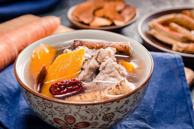 春季广东靓汤,五指毛桃栗子排骨汤!营养又好喝全家老少都爱喝