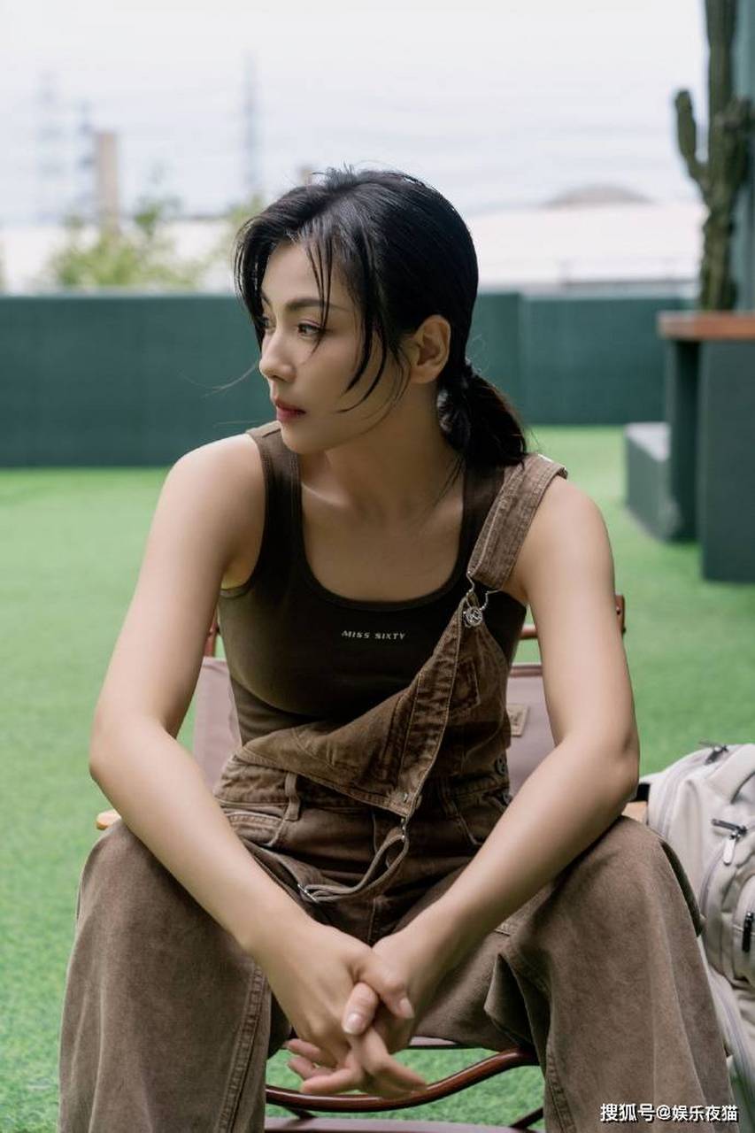 近日,中国内地影视女演员刘涛一组九宫格" 六桃的闪光碎片"夏日写真