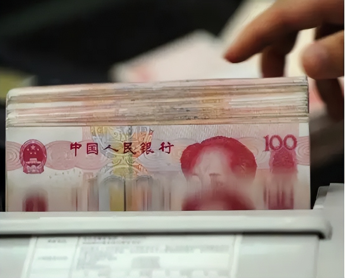 手握现金照片图片