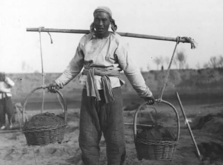 一定的贫富差距,例如小地主刘文彩和普通百姓在生活上就有很大的差距