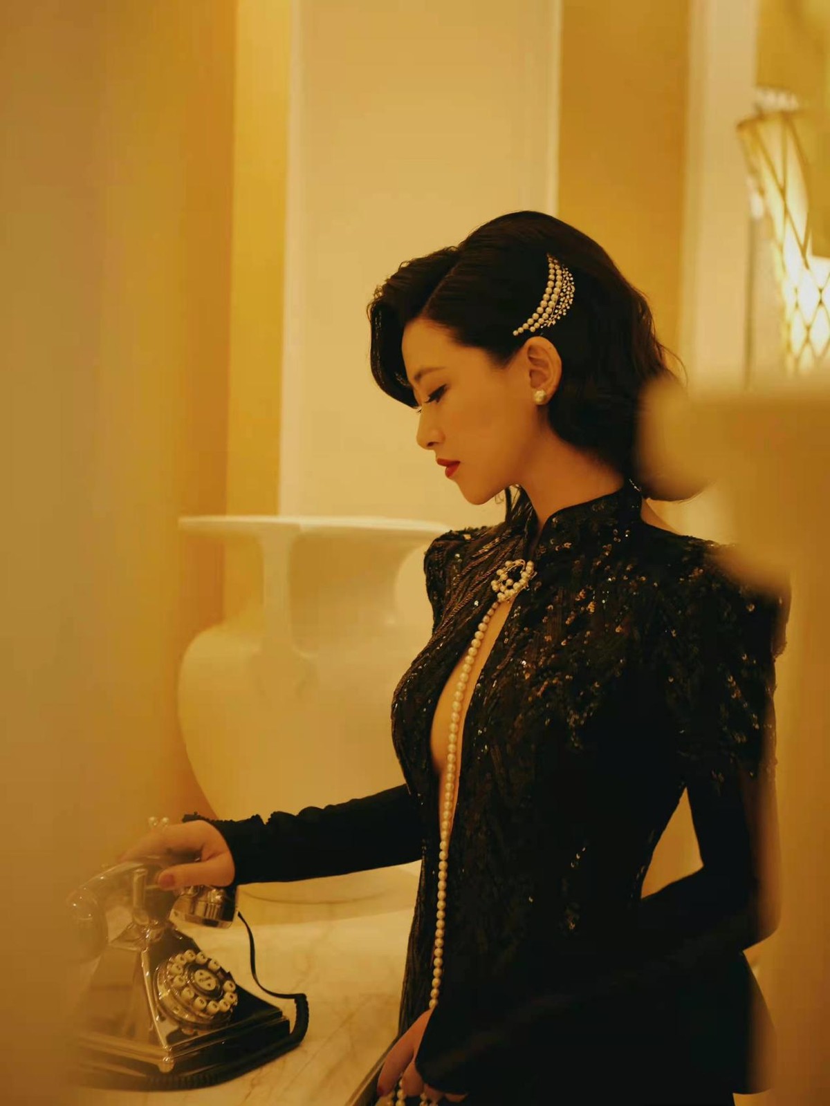 名媛朱珠当妈后更敢穿了,礼服镂空开叉到小腹,暴瘦20斤美回巅峰