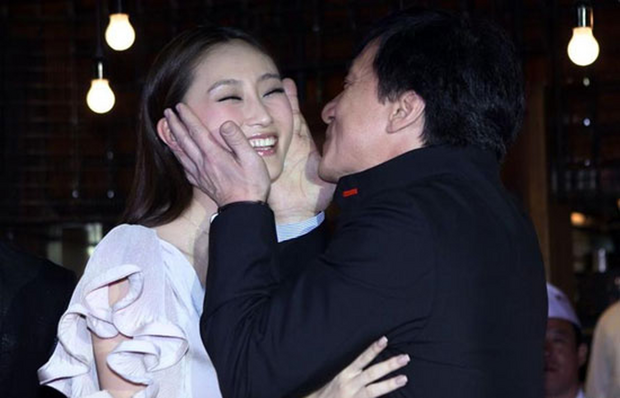 2008年北京奥运闭幕式后,成龙给张艺谋打了个电话:"这个女孩我相中了