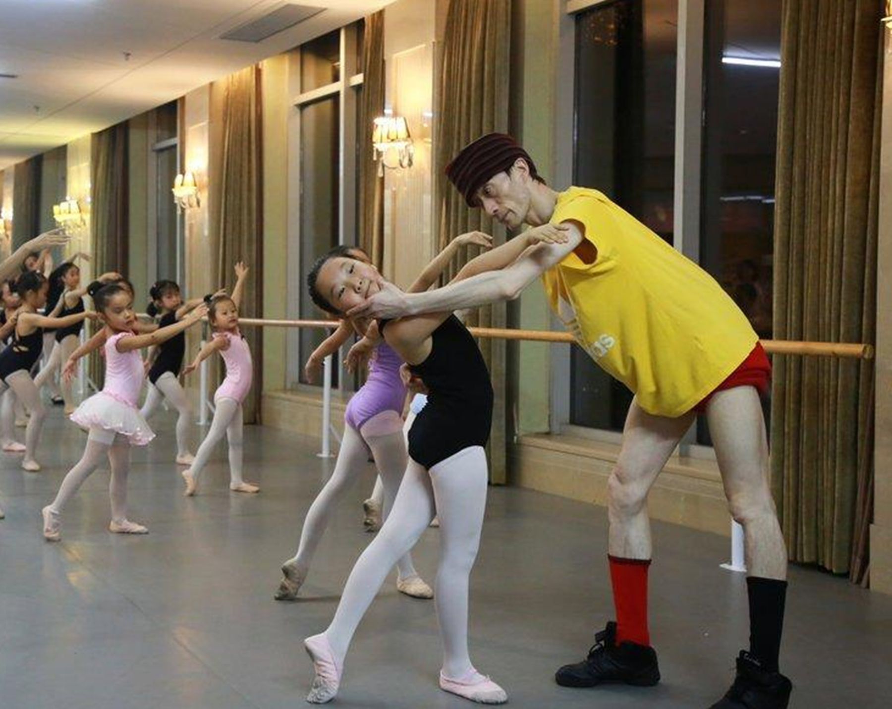 杨丽萍男徒弟郭冷:除了跳舞,衣服都不会洗,46岁仍未婚配?