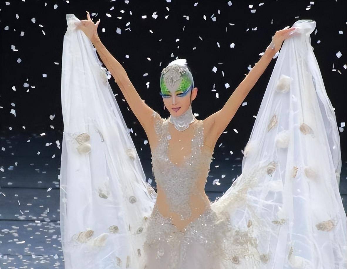 杨丽萍新舞蹈引争议,舞台上女舞者手摸男舞者,网友炸了