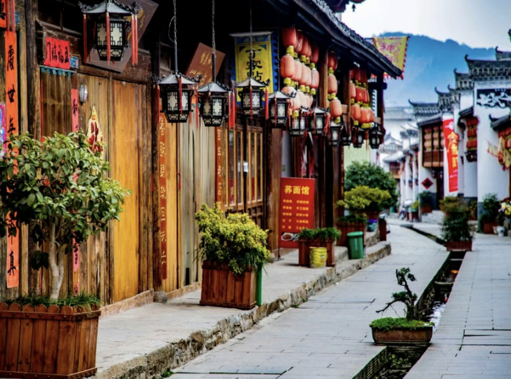 向西行驶约18公里便可到达是商洛地区有名的古镇.