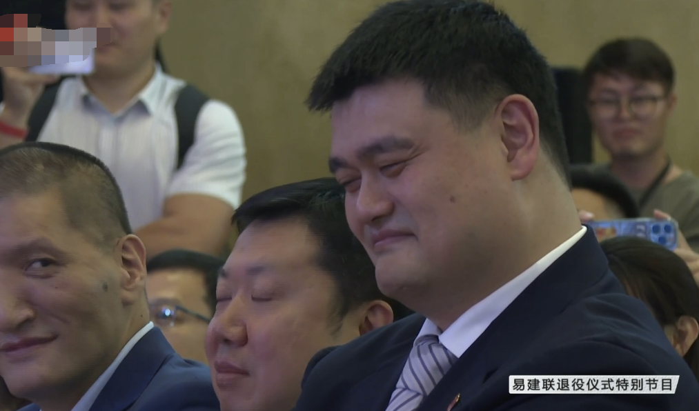 认可!人民日报见证易建联退役,现场多次哽咽,声音颤抖感谢姚明