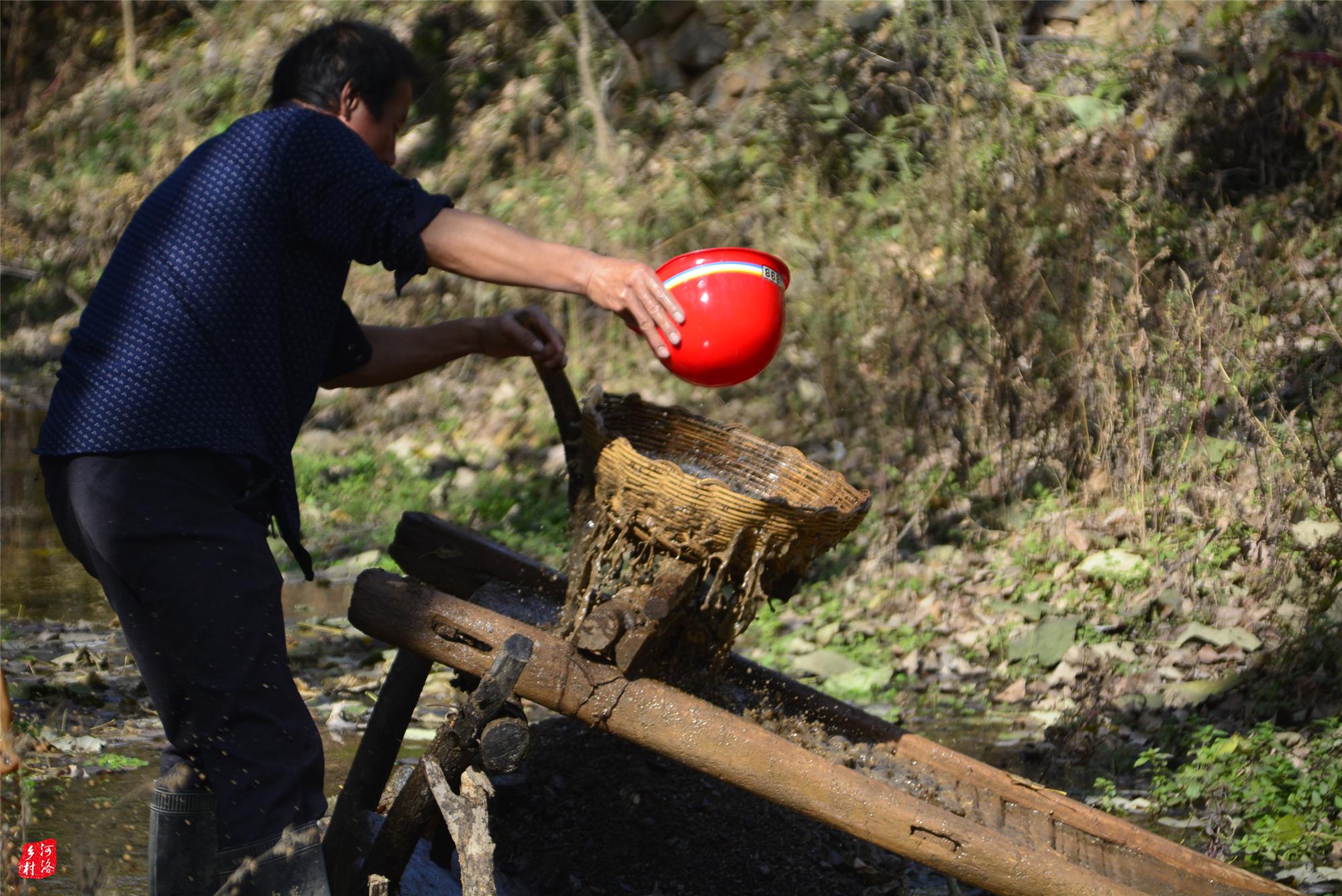 孟加拉国的粪水淘金工:工作一夜可赚上百元,但这些钱来之不易