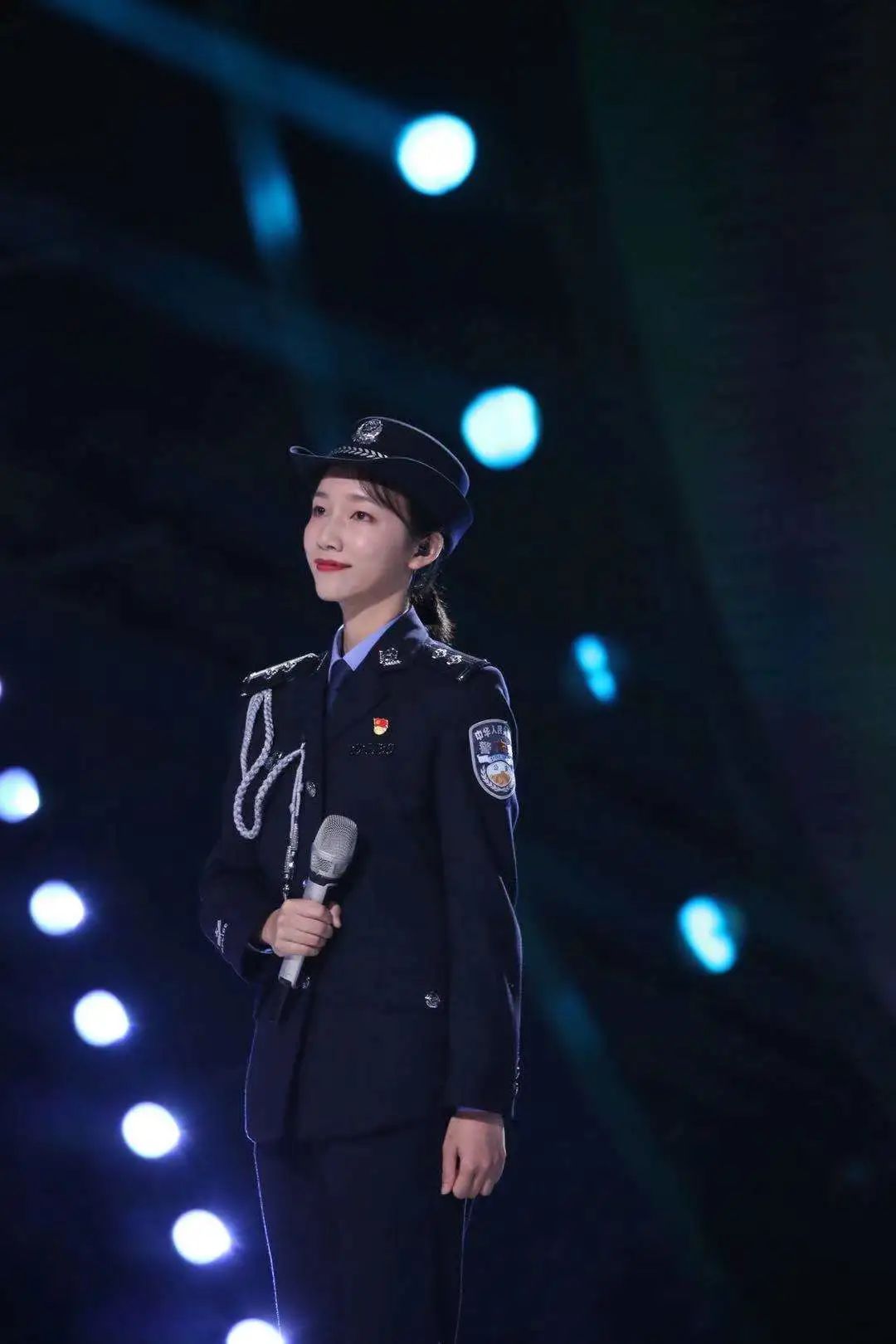 上热搜的东莞90后警花还是广东省十大最美家庭哦!