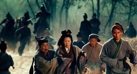 《三国演义》糜夫人跳井后,赵云为什么把墙推倒压在井上?