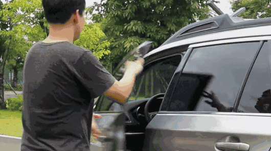 长时间暴晒的汽车，急踩油门启动要当心，未注意这4点可能伤车-有驾